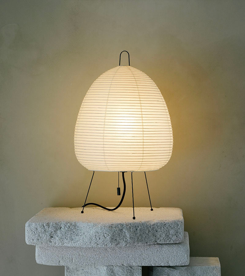 Isamu Noguchi 1A lampe av rispapir, håndlaget i Japan. Lampen produseres av Vitra og kan kjøpes ved Kollekted By i Oslo.