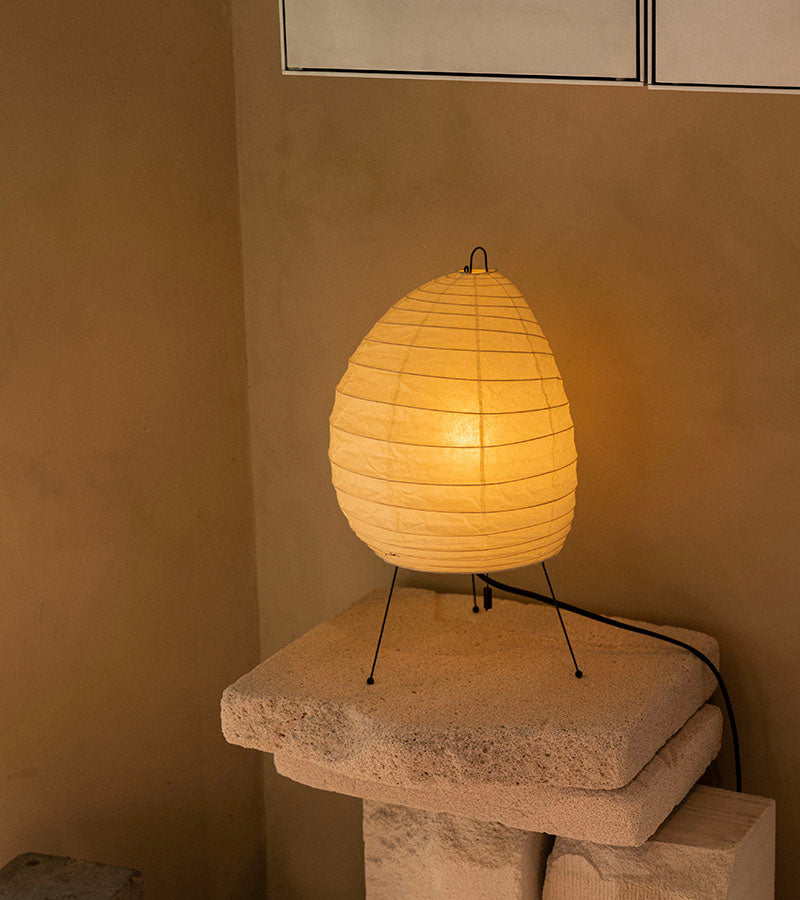 Isamu Noguchi 1N lampe av rispapir, håndlaget i Japan. Lampen produseres av Vitra og kan kjøpes ved Kollekted By i Oslo.