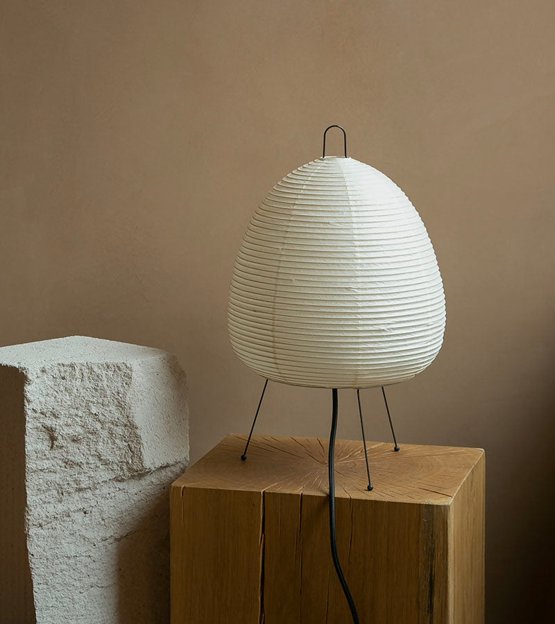 Isamu Noguchi 1A lampe av rispapir, håndlaget i Japan. Lampen produseres ab Vitra. Lampen står på det Arte Biennale sidebord i massiv eik fra finske Nikari, begge kan kjøpes ved Kollekted By i Oslo.