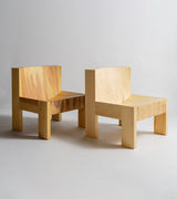 005 Lounge Chair i furu designet av Max Lamb for Vaarnii. Bildet viser aldringsprosessen.