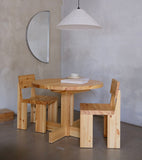 001 Dining Table, et rundt spisebord i furu designet av Fredrik Paulsen  for finske Vaarnii ved Kollekted by, en interiørforretning på Grünerløkka i Oslo