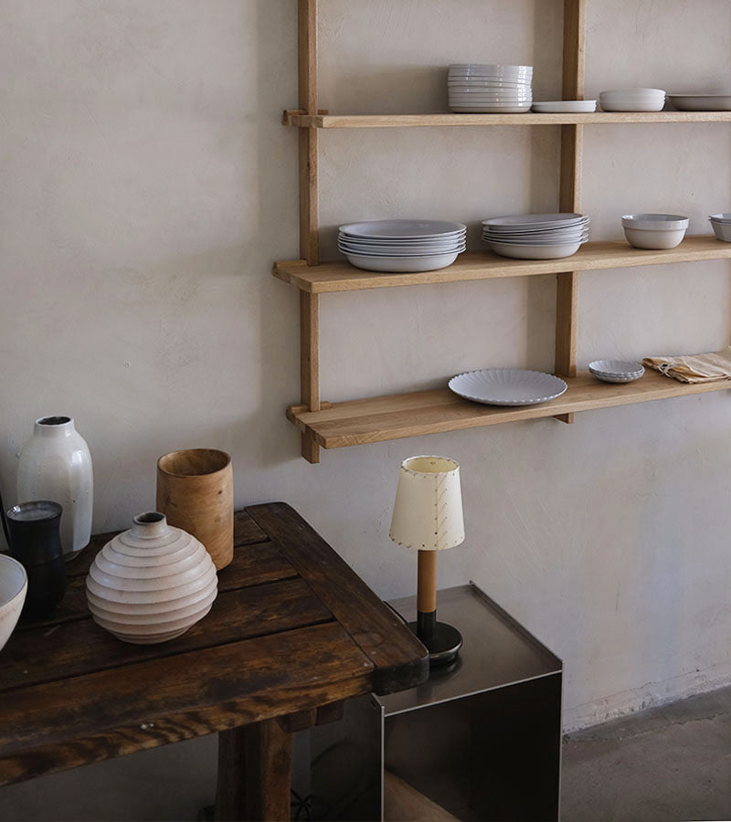 Vegghengte hylle i eik fra design-duoen Atelier Mon ved Kollekted by en interiørforretning på Grünerløkka i Oslo. Størrelse 120 x 126. Hyllen er fylt med porselen fra 1616 Arita Japan 