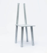 Skulpturell stol i aluminium av designer Nick Ross for Niko June finnes ved Kollekted by