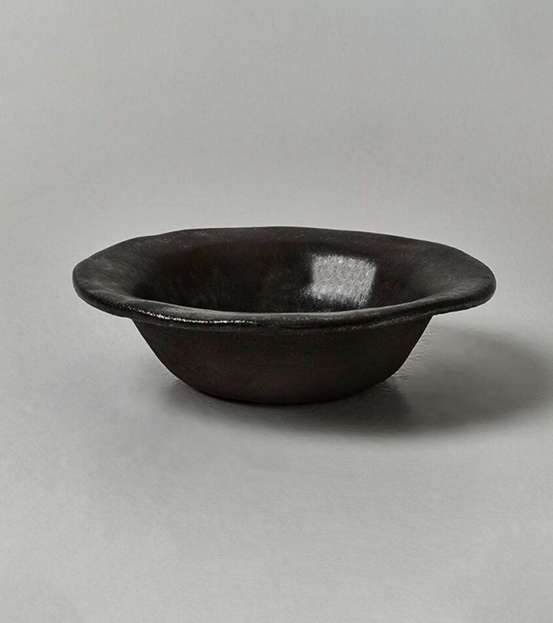 Ceramic Bowl i Black Glazed , en bolle, fra 10AM Apoteke, et livsstilsmarkedet fra 10AM Loft. Produsert i kearmikk, sort leire og håndlaget i Hellas. Kollekted by en intedriørforretning på Grünerløkka i Oslo forhandler av 10AM Apoteke