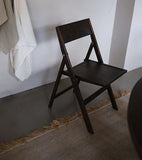 Frama Folding Flat Chair designet av Casegoods ved Kollekted by en interiørforretning på Grunerløkka i Oslo. Klapptolen er i Warm Brown