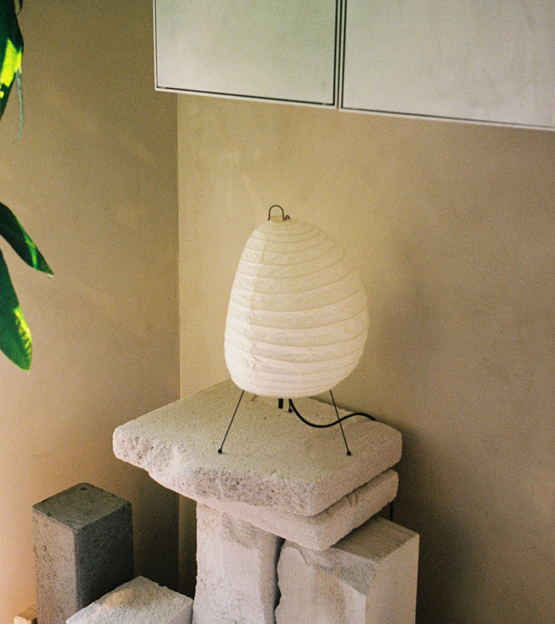 Isamu Noguchi 1N lampe av rispapir, håndlaget i Japan. Lampen produseres av Vitra og kan kjøpes ved Kollekted By i Oslo.