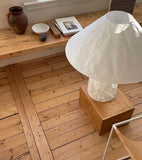 Lampampe bordlampe designet av Ingo Maurer hjemme hos eierne av Kollekted by - Kråkvik & D´Orazio. Kollekted by har et selektert utvalg papirlamper fra Ingo Maurer