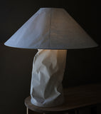 Lampampe bordlampe designet av Ingo Maurer ved interiørforretninger Kollekted by på Grünerløkka i Oslo. Kollekted by har et selektert utvalg papirlamper fra Ingo Maurer som Maru, Knitterling og Floatation 